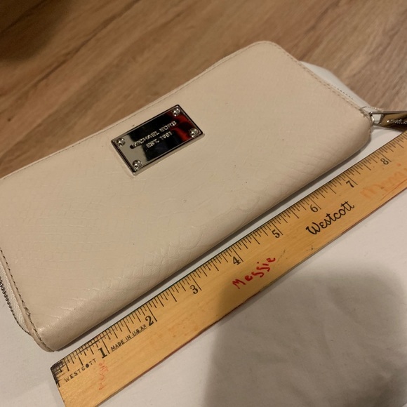 Michael Kors Zip Around Wallet. - Picture 7 of 8